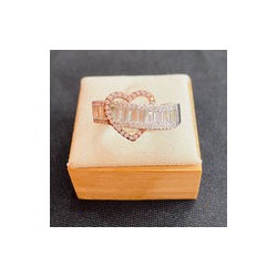 Anillo Barra Zirconias Con Corazón