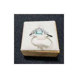 Anillo Piedra Verde Facetada Con Zirconias